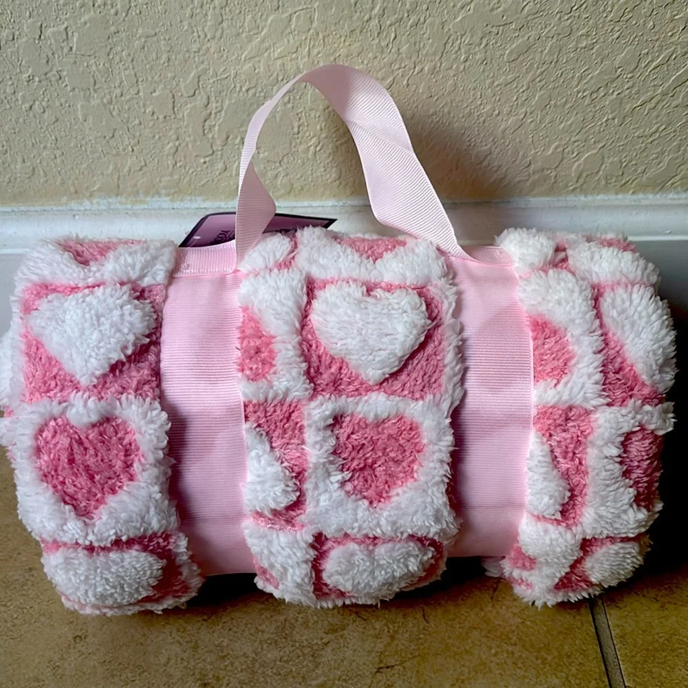 NWT pink and white Heart Blanket 50 in x 60 in - Picture 1 of 4